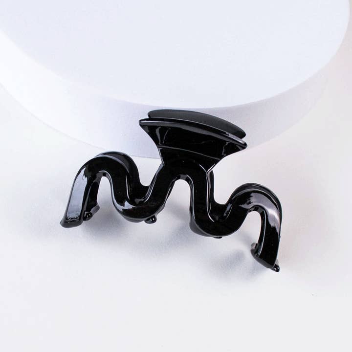 Glossy Waves Hair Claw Clip: Black