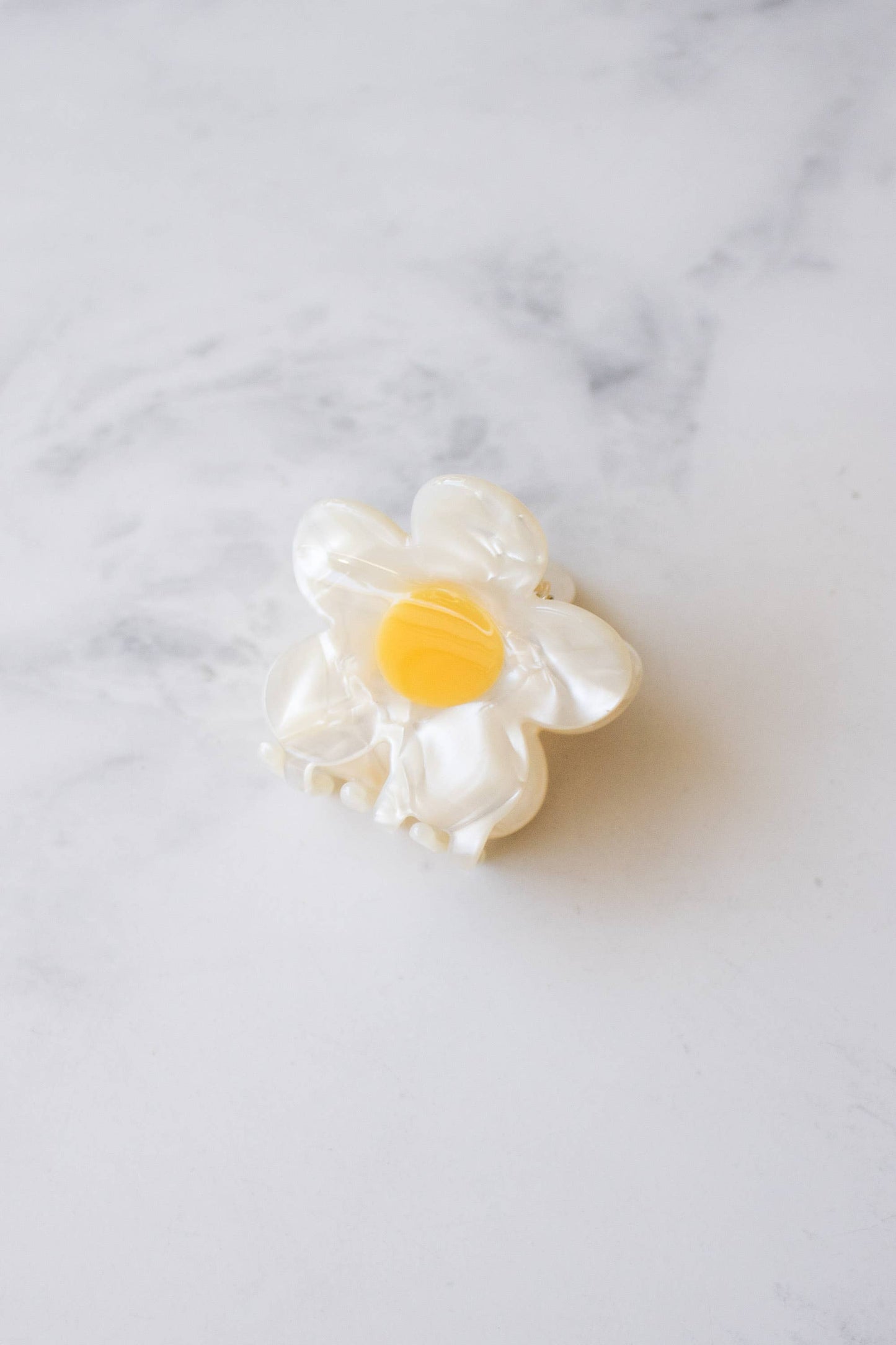 Eco Single Daisy Hair Claw Clip: Cream Cheese