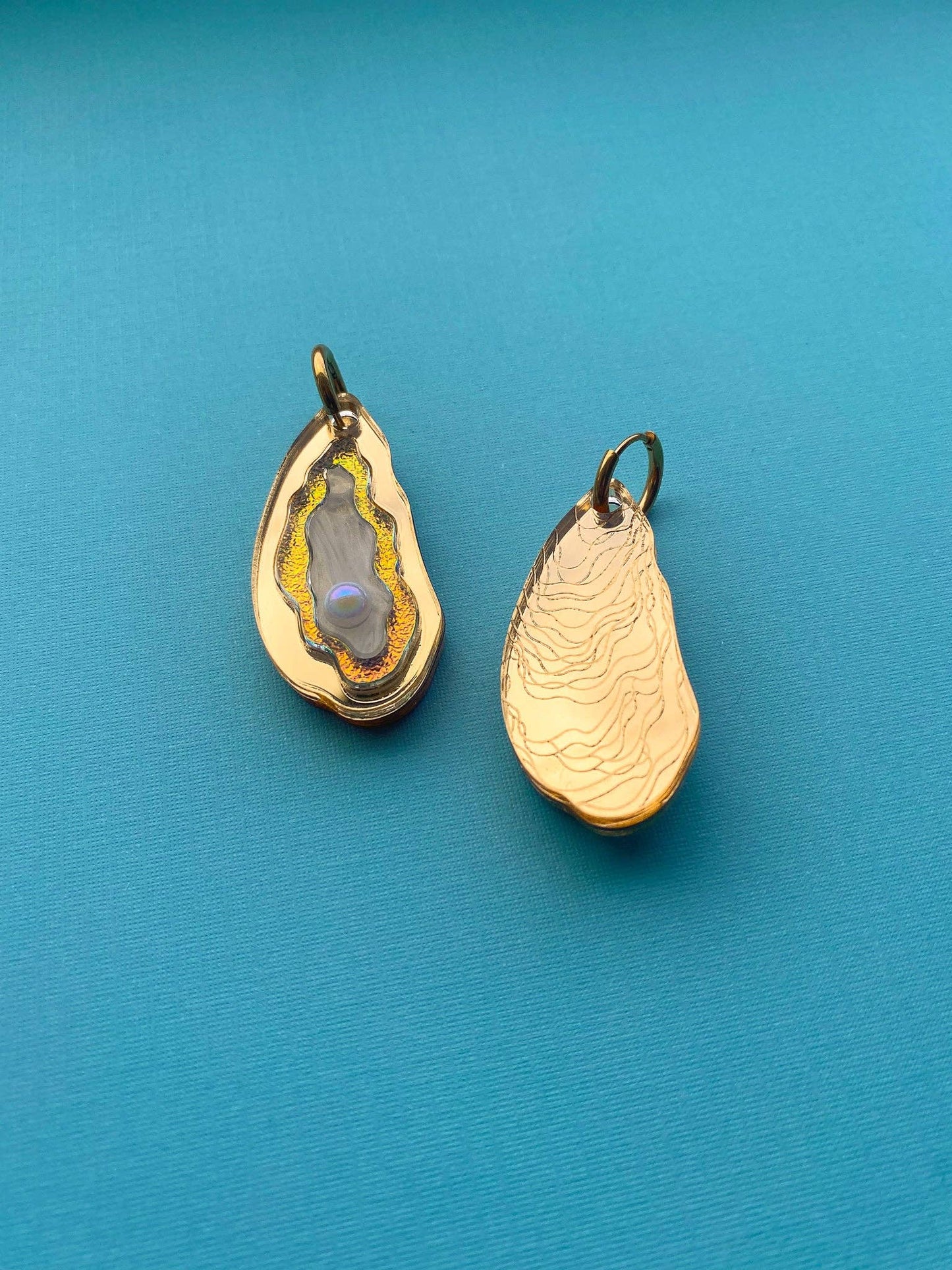 Oyster Earrings *Reversible*: Golden / Lg