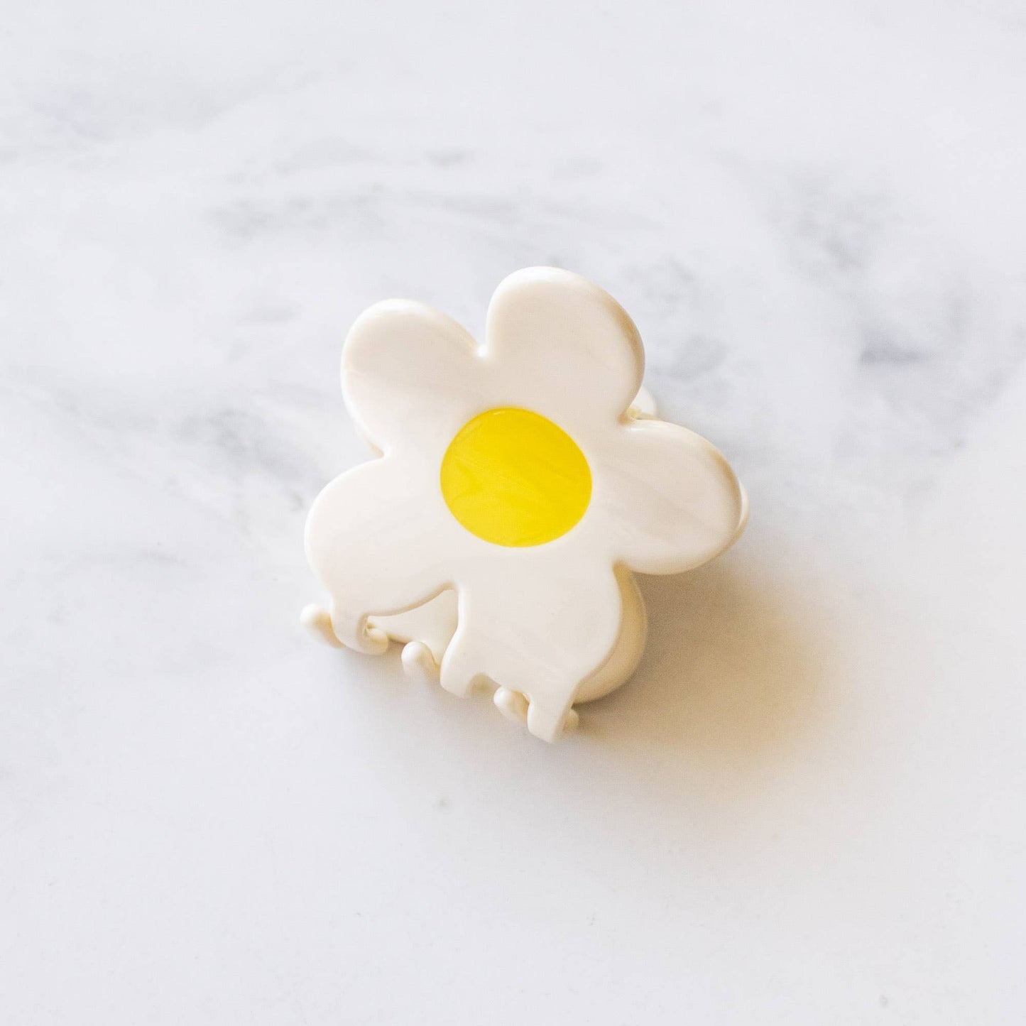 Eco Single Daisy Hair Claw Clip: Cream Cheese