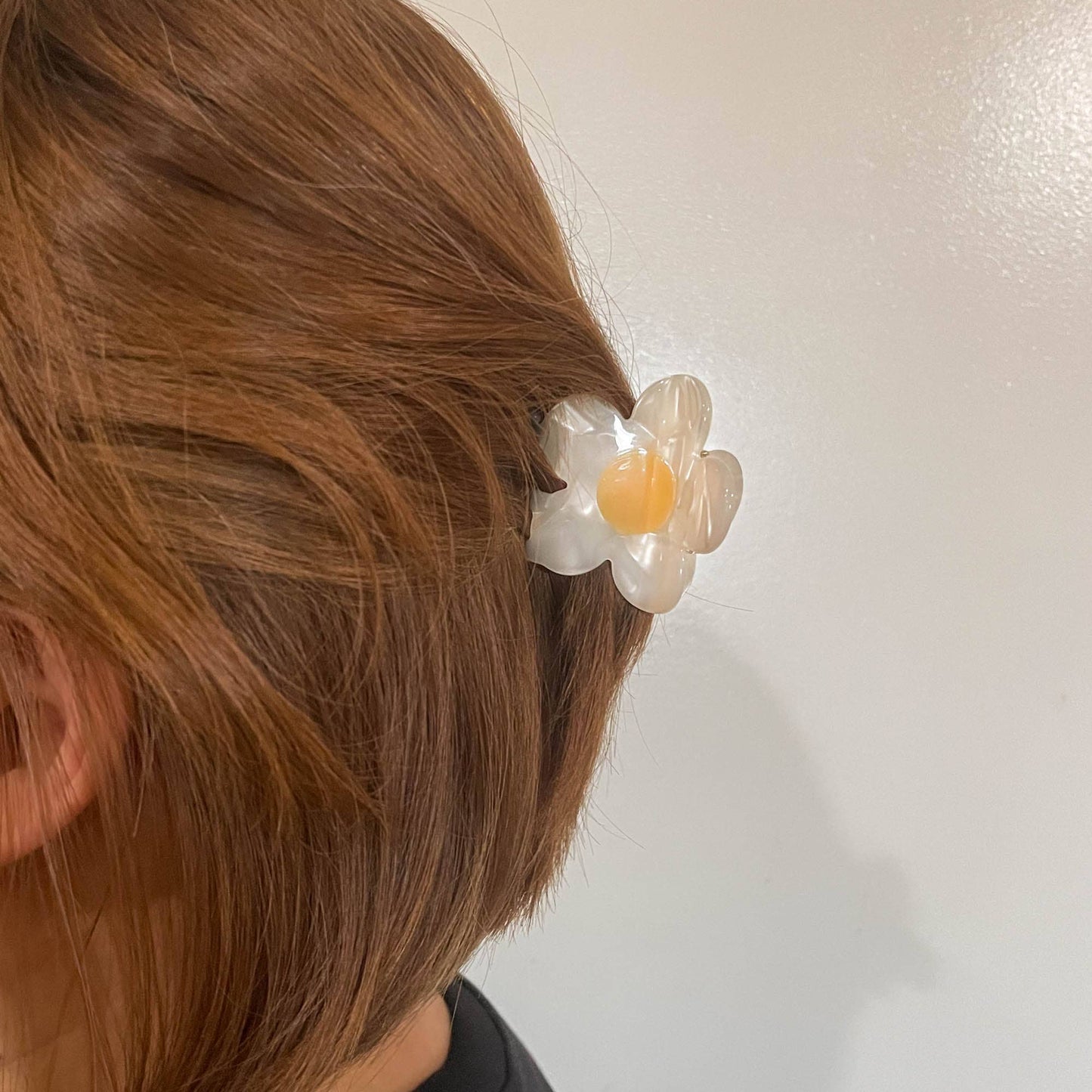 Eco Single Daisy Hair Claw Clip: Cream Cheese