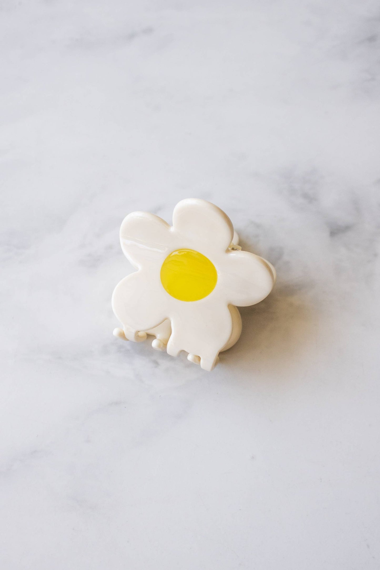 Eco Single Daisy Hair Claw Clip: Cream Cheese