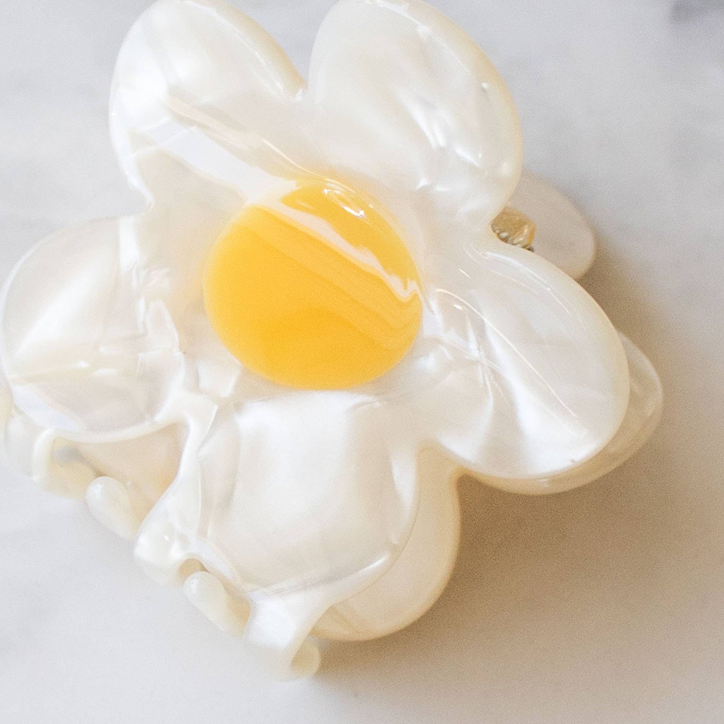 Eco Single Daisy Hair Claw Clip: Cream Cheese