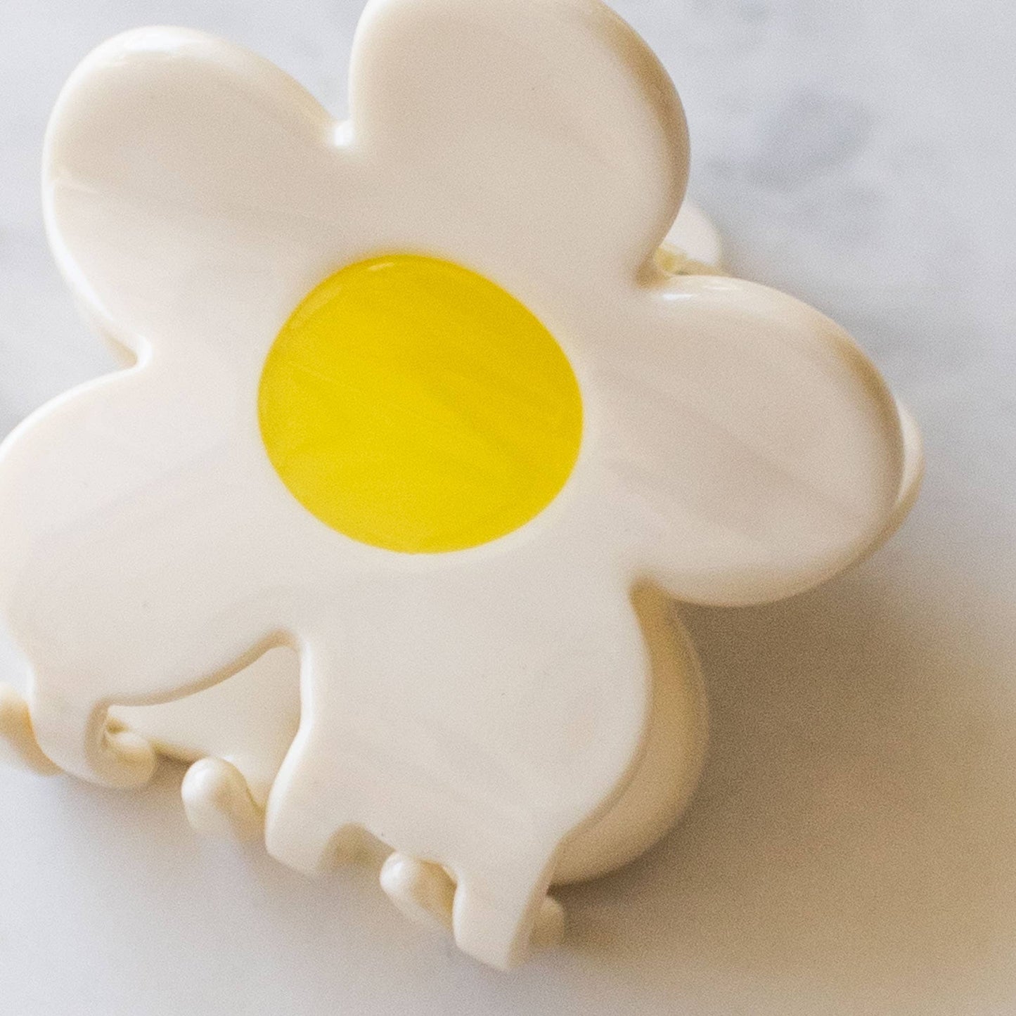 Eco Single Daisy Hair Claw Clip: Cream Cheese
