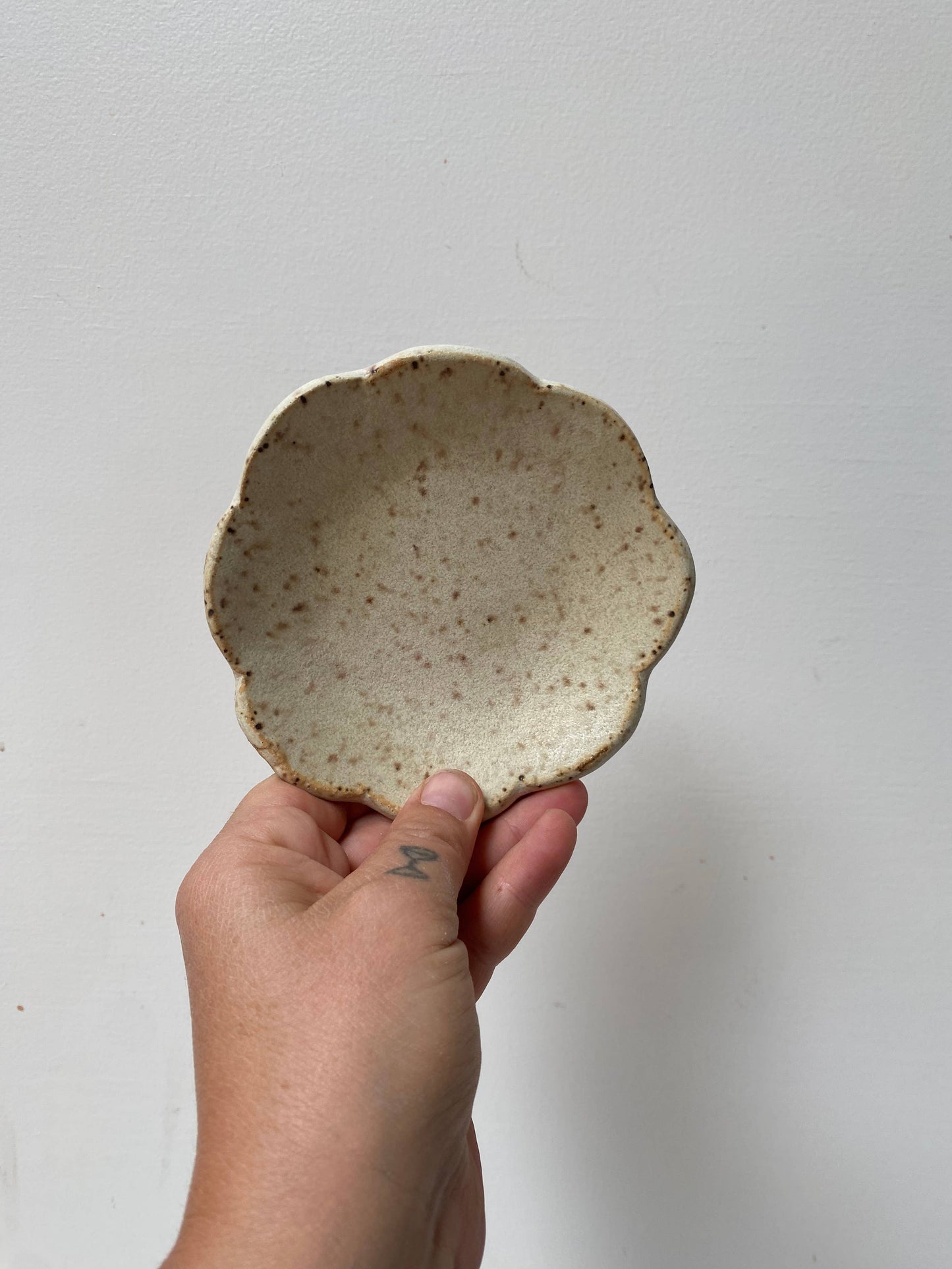 Flower Dish | Cream matte