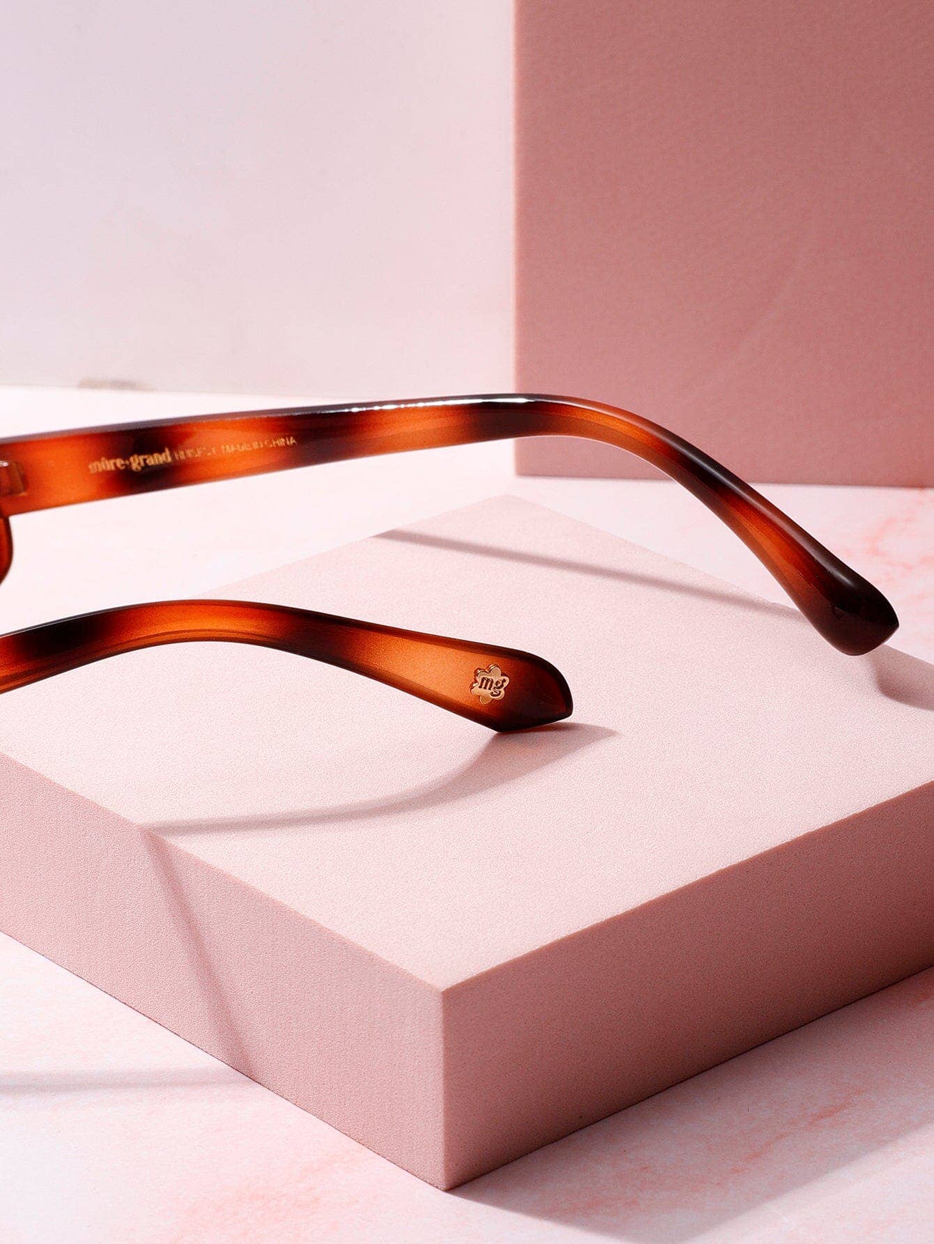 Hot In It Slim Frame Sunglasses: Peach