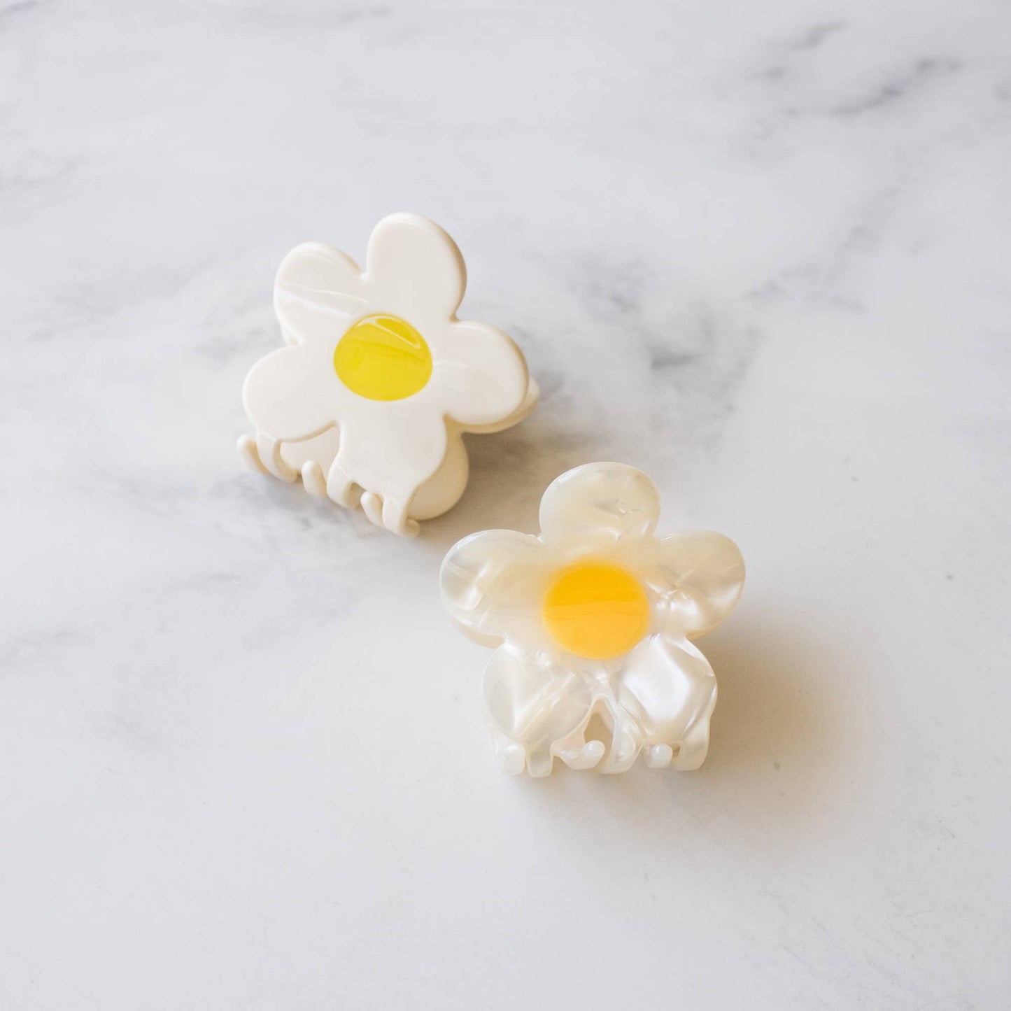 Eco Single Daisy Hair Claw Clip: Cream Cheese