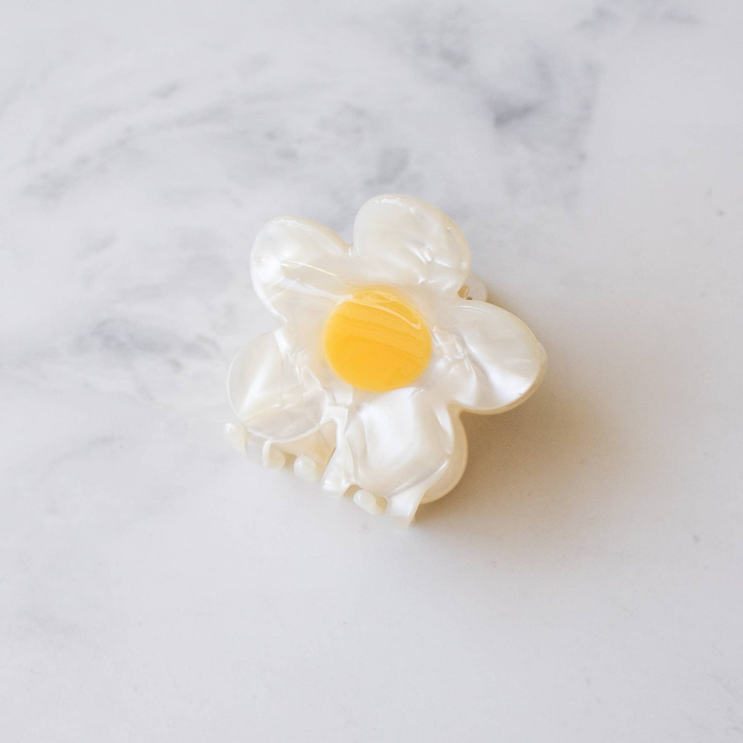 Eco Single Daisy Hair Claw Clip: Cream Cheese