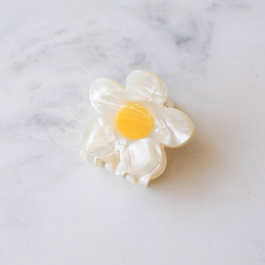 Eco Single Daisy Hair Claw Clip: Cream Cheese