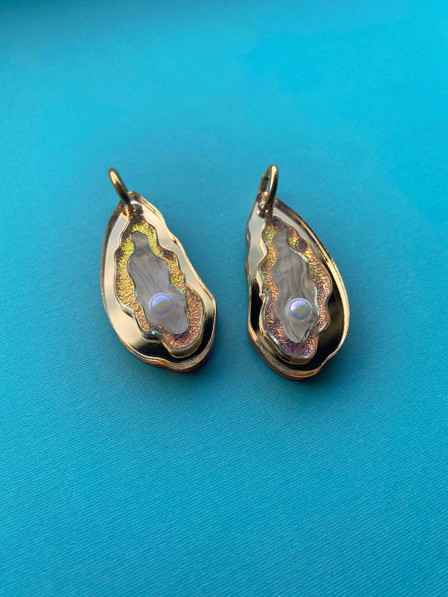 Oyster Earrings *Reversible*: Golden / Lg